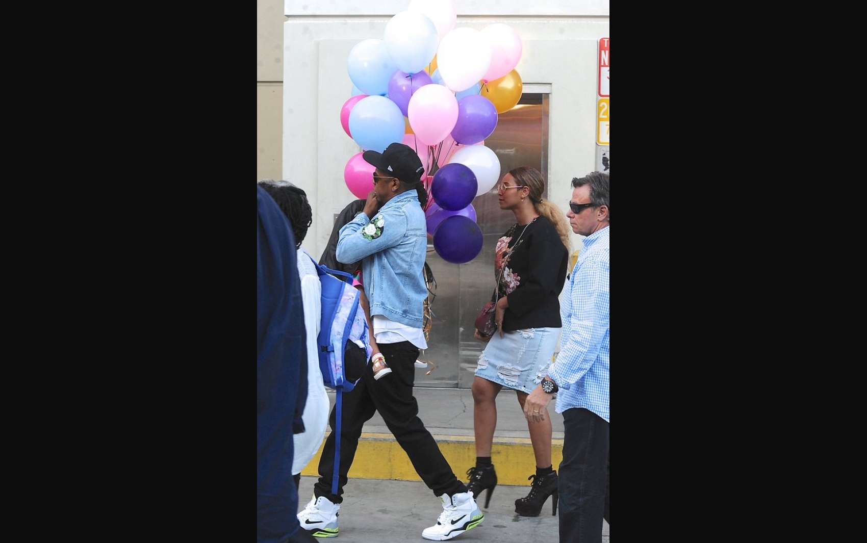 Beyonc&eacute;, Jay Z e Blue Ivy foram clicados em Beverly Hills