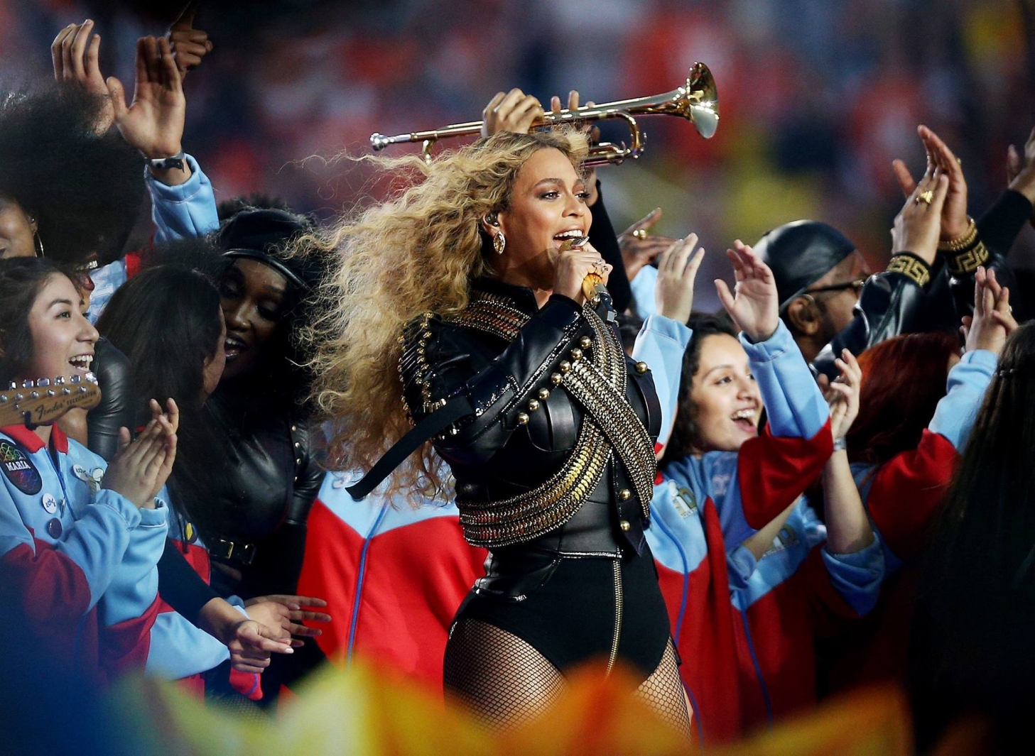 Beyoncé se apresenta com Coldplay e Bruno Mars no Super Bowl