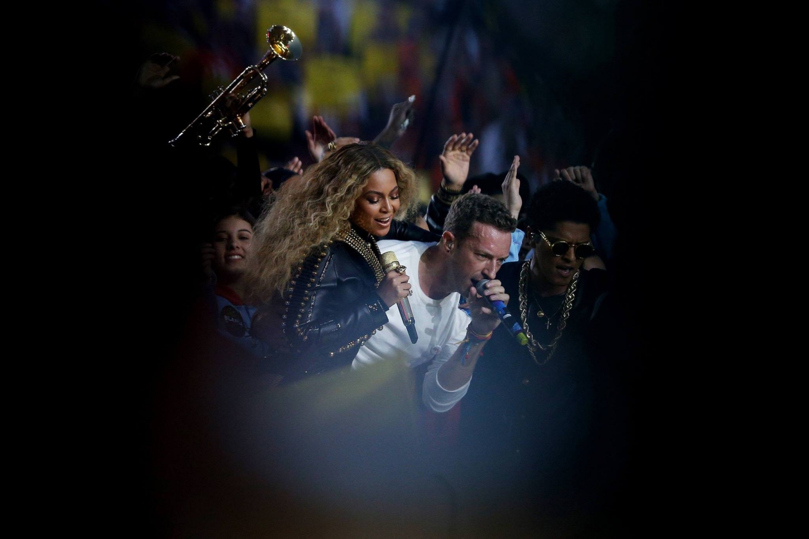 Beyonc&eacute; se apresenta com Coldplay e Bruno Mars no Super Bowl