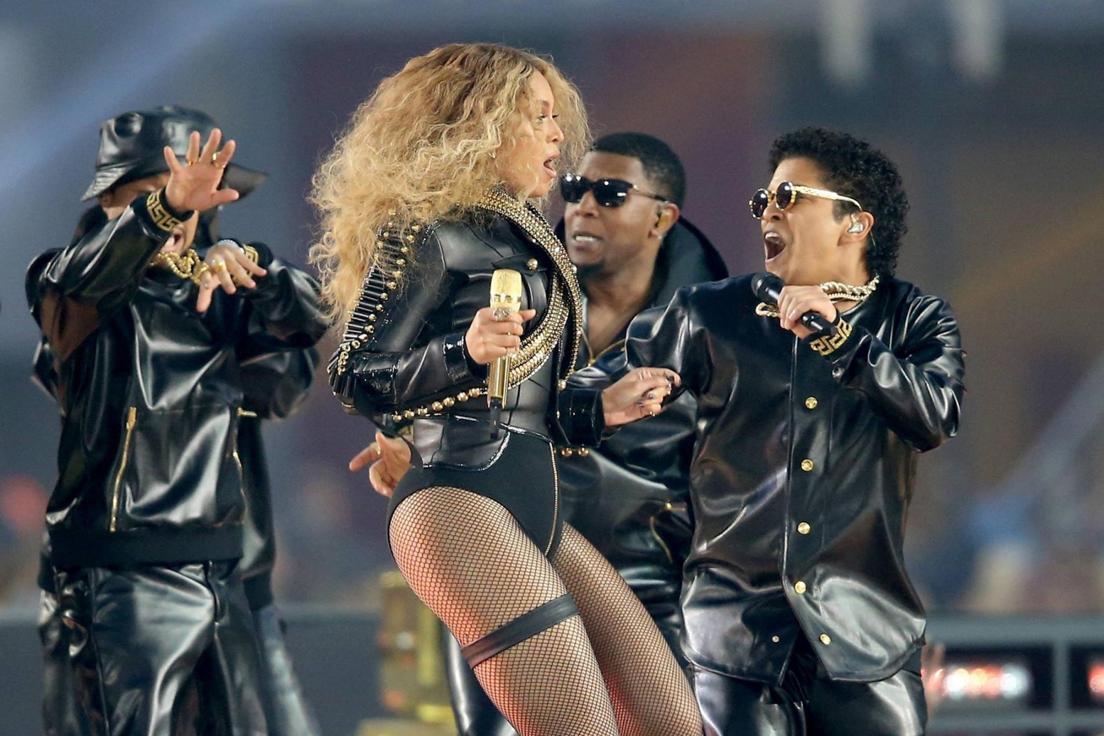 Beyonc&eacute; se apresenta com Coldplay e Bruno Mars no Super Bowl