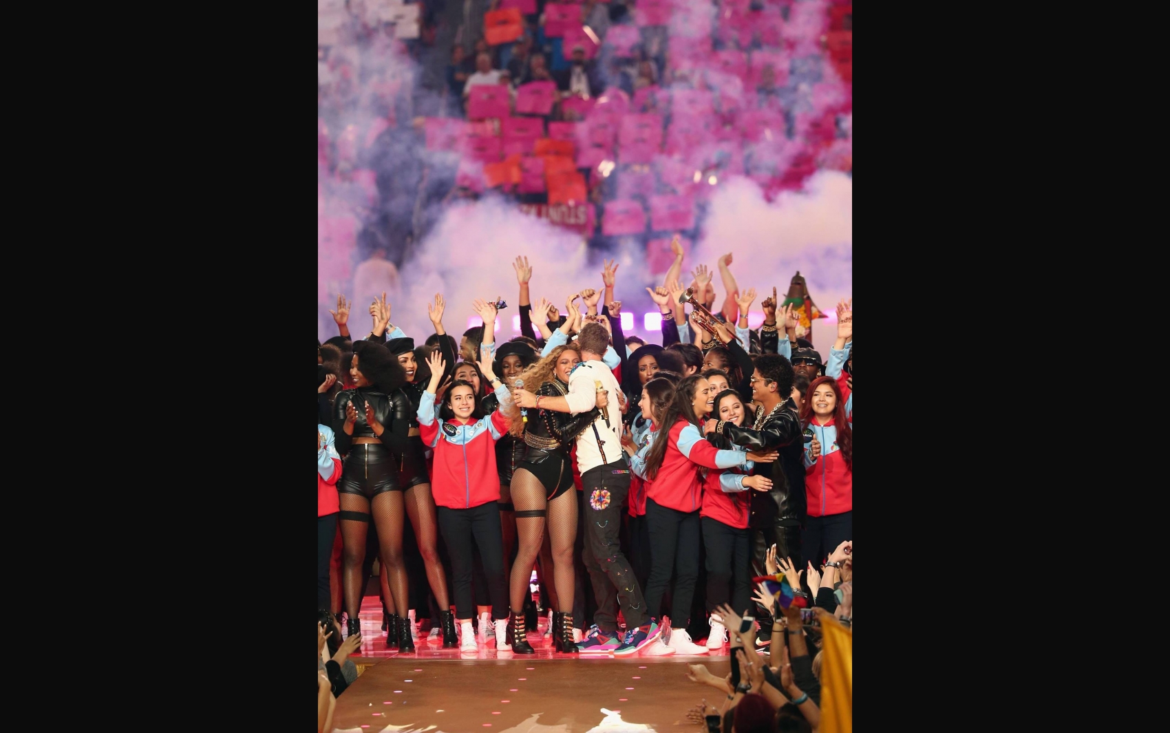 Beyonc&eacute; se apresenta com Coldplay e Bruno Mars no Super Bowl