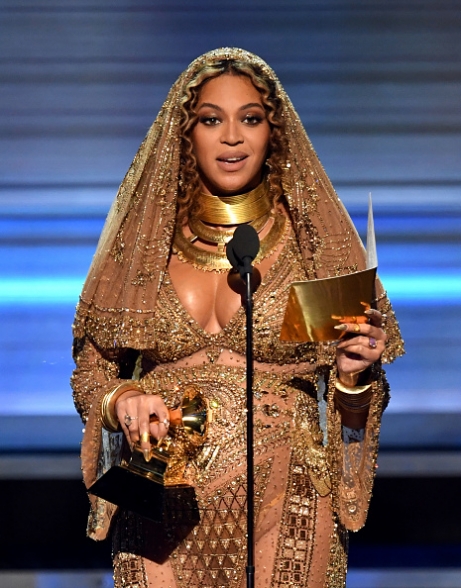 Beyonc&eacute; recebe o pr&ecirc;mio de "Melhor &Aacute;lbum Urban Contempor&acirc;neo"